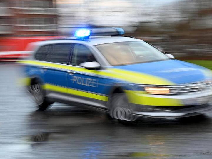 Ein Streifenwagen mit eingeschaltetem Blaulicht fährt über eine Straße. Foto: Carsten Rehder/dpa/Symbolbild
