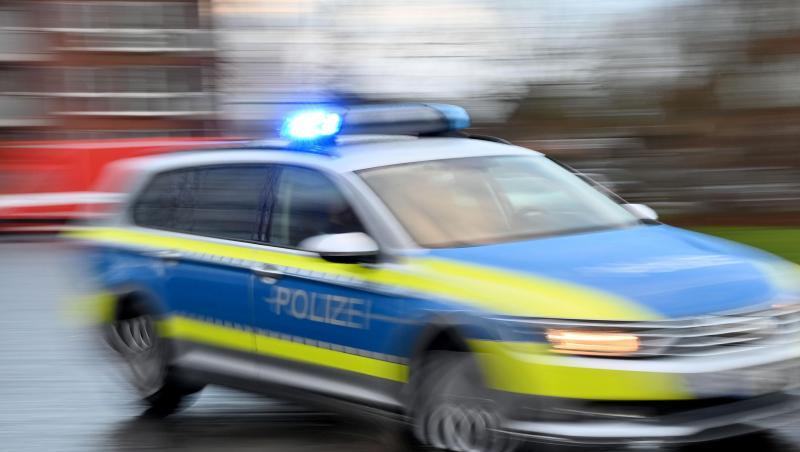 Ein Streifenwagen mit eingeschaltetem Blaulicht fährt über eine Straße. Foto: Carsten Rehder/dpa/Symbolbild Ein Streifenwagen mit eingeschaltetem Blaulicht fährt über eine Straße. Foto: Carsten Rehder/dpa/Symbolbild