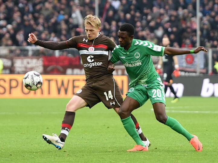 Hamburgs Mats Möller Daehli und Greuther Fürths David Atanga (l-r.) kämpfen um den Ball. Foto: Daniel Bockwoldt