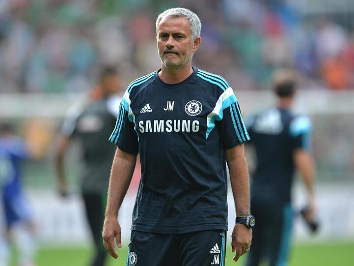 Chelsea Trainer Jose Mourinho ist nach Spielende auf den Weg in die Kabine. Foto: Carmen Jaspersen/Archivbild