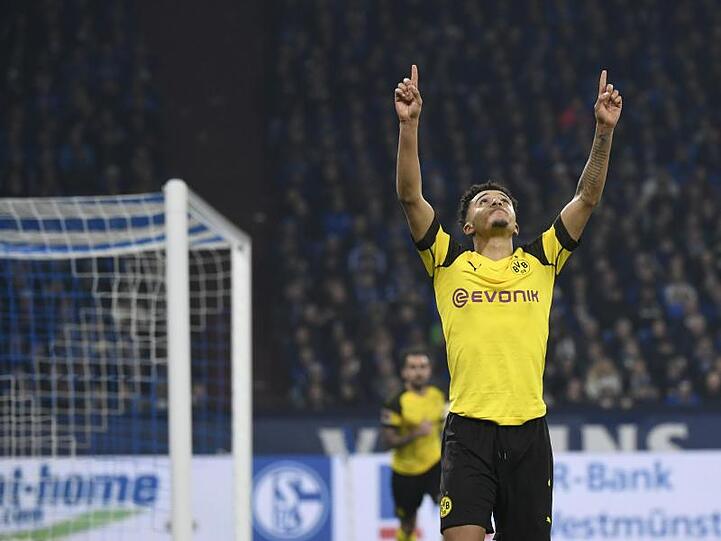 Jadon Sancho feiert seinen Siegtreffer auf Schalke.