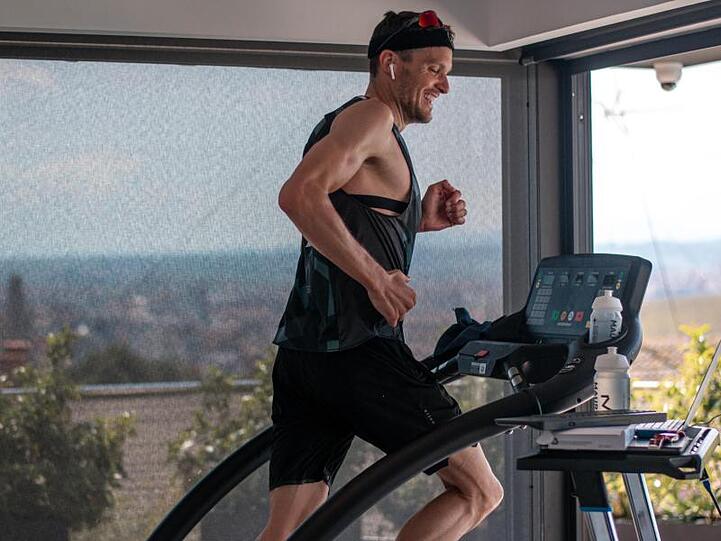 Zum Abschluss absolvierte Jan Fodeno einen Marathon auf dem Laufband.