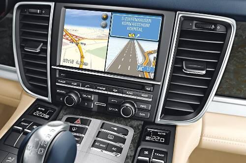 Neuartiges Infotainment-System: der Navi- und TV-Flatsreen des Panamera.