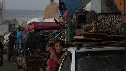 Es sind nur etwa 30 Kilometer von der Stadt Gaza bis in die südliche sogenannte humanitäre Zone. Aber für Hunderttausende, die mitten im Krieg über eine chronisch verstopfte Küstenstraße vor israelischen Bomben zu fliehen versuchen, ist es eine qualvolle Fahrt ins Ungewisse.
