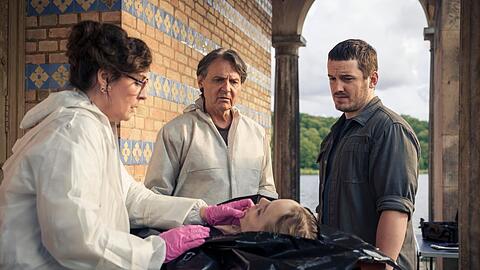 "Haveltod - Ein Potsdam-Krimi": Miriam (Katrin Heller, l.), Armin (Wolfgang Bahro, M.) und Gregor (Felix Kreutzer) begutachten Melinas Leiche.