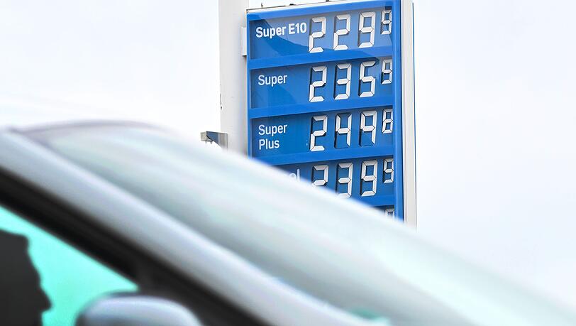 Der Krieg im Iran hat Öl verteuert, das bekommen Autofahrer hierzulande an der Tankstelle zu spüren. Der Krieg im Iran hat Öl verteuert, das bekommen Autofahrer hierzulande an der Tankstelle zu spüren.