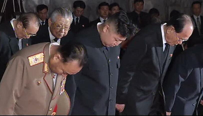 Der Leichnam des verstorbenen nordkoreanisch Diktator Kim Jong Il wurde am Dienstag in einem Glasarg öffentlich aufgebahrt.  Die Bilder von der Trauerfeier!