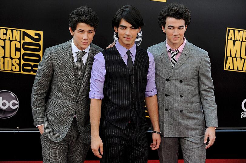 Die "Jonas-Brothers": Eine der erfolgreichsten Boybands der Neuzeit. Nachdem sie eine Bandpause einlegten, machte sich besonders Nick Jonas, der Jüngste der drei Brüder, einen Namen...
