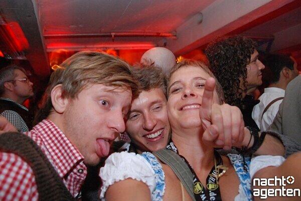 Auch am Maximiliansplatz wird die Wiesn auch nachts fortgesetzt: "16 Tage feiern im 089". Mehr Bilder vom Donnerstag auf: www.nachtagenten.de