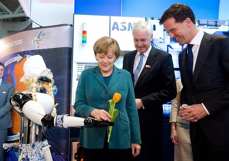 Eine Tulpe vom Roboter Frau Antje: Diese nette Geste erlebte am Montag Kanzlerin Merkel am Eröffnungstag der Hannover Messe. Statt um Blumen geht's hier freilich um Produktionstechniken für die Industrie der Zukunft.