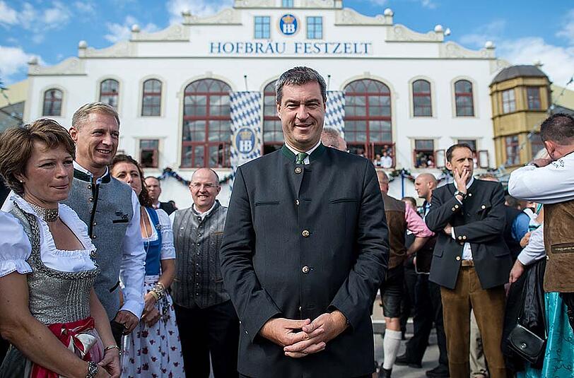 Der bayerische Finanzminister Markus Söder vor dem Hofbräu-Festzelt.