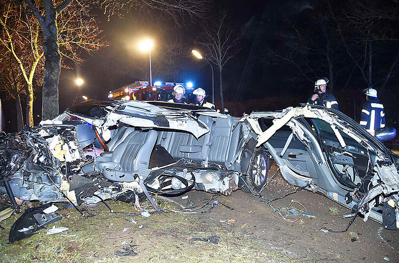 Vollig zerfetzt: Aus diesem Schrotthaufen wurde der Fahrer lebend geborgen. Bilder vom Einsatz in Vaterstetten.