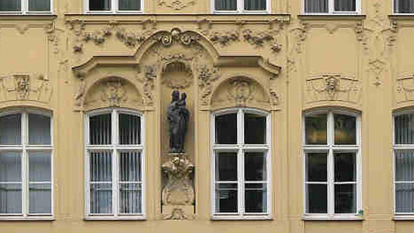 Eine typische Hausmadonna sieht man etwa am Gunetzrhainerhaus (1730) am Promenadeplatz.