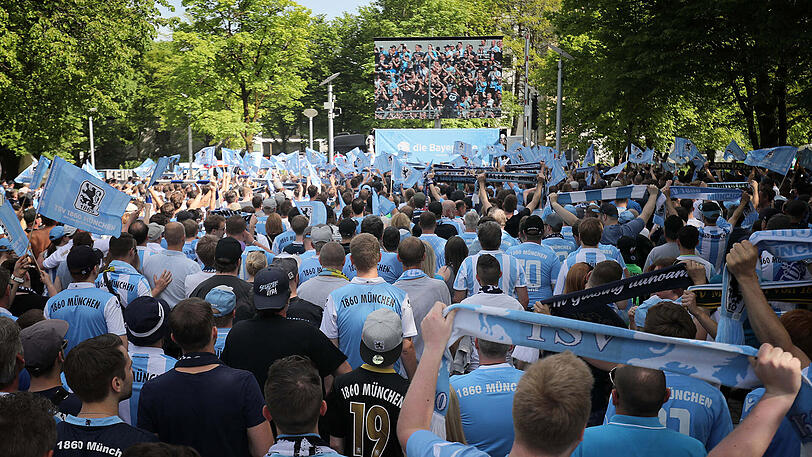 Stimmung pur an der Grünwalder Straße: Die Löwen-Fans beim Public Viewing am Trainingsgelände.