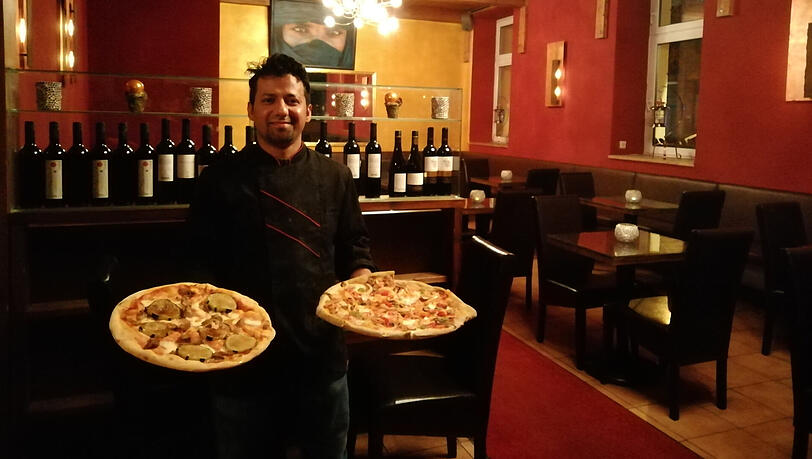 Masud Issan Amerchel mit seinen orientalischen Pizzen. Masud Issan Amerchel mit seinen orientalischen Pizzen.