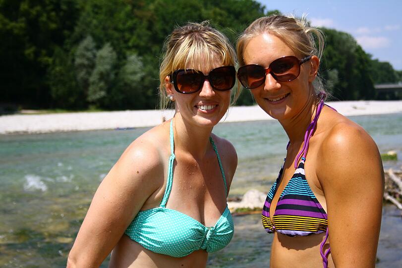 Corina und Charli sind zum Baden hier...