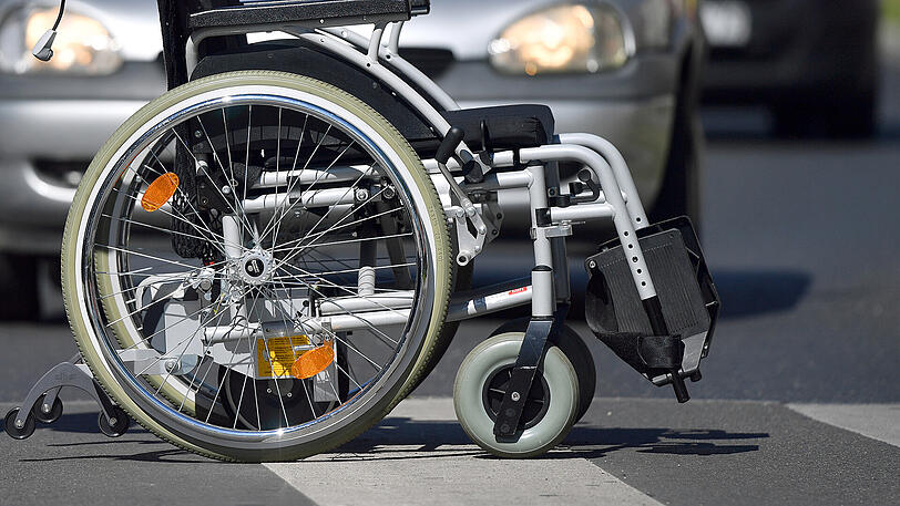 Als sie mit ihrem Rollstuhl eine Straße überqueren wollte, wurde eine 26-Jährige von einem Auto erfasst und schwer verletzt.