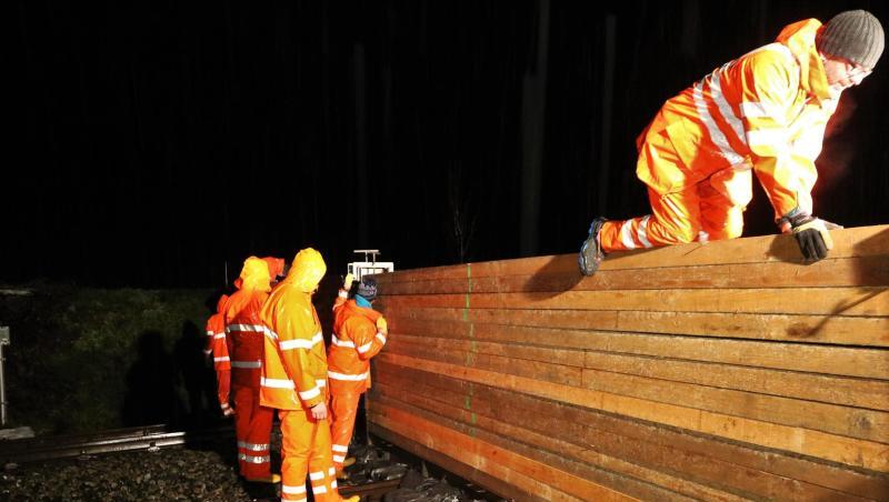 Mitarbeiter der Stadt Immenstadt bauen einen Schutzwall über eine Bahnstrecke. Auch für die Iller gibt es eine Hochwasserwarnung. Mitarbeiter der Stadt Immenstadt bauen einen Schutzwall über eine Bahnstrecke. Auch für die Iller gibt es eine Hochwasserwarnung.