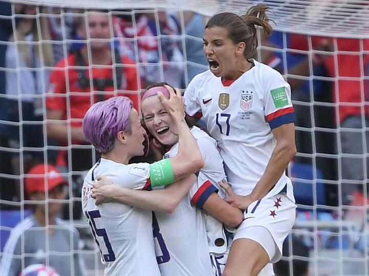 US-Spielerinnen Megan Rapinoe (l-r), Rose Lavelle und Tobin Heath jubeln nach Lavelles Tor zum 2:0.