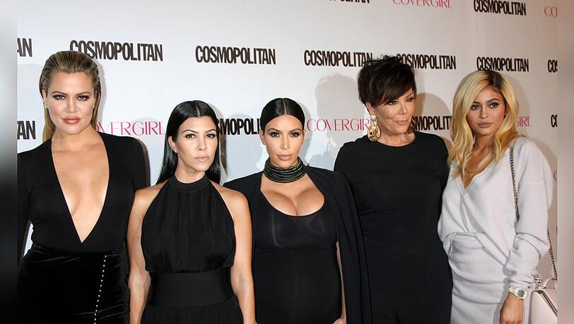 Khloé, Kourtney, Kim Kardashian und Kris und Kylie Jenner auf dem roten Teppich (v.l.n.r.).