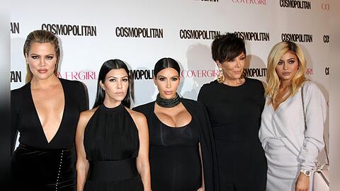 Khloé, Kourtney, Kim Kardashian und Kris und Kylie Jenner auf dem roten Teppich (v.l.n.r.).