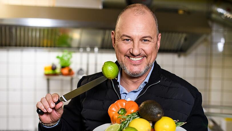 TV-Koch Frank Rosin steht wieder für "Rosins Restaurants - Ein Sternekoch räumt auf!" vor der Kamera.