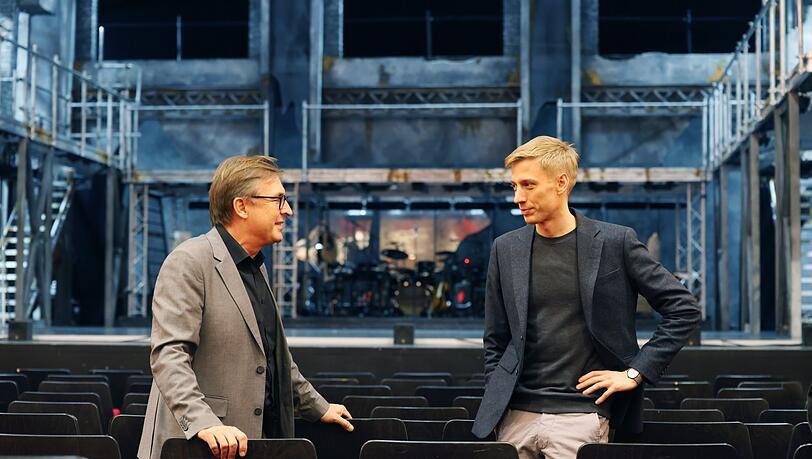 Der Chef des Deutschen Theaters führt Dominik Krause durch sein Reich. Am Abend ist Premiere. Doch Krause geht zur Sitzung des Klimarats. Der Chef des Deutschen Theaters führt Dominik Krause durch sein Reich. Am Abend ist Premiere. Doch Krause geht zur Sitzung des Klimarats.