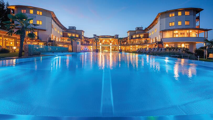 Außenansicht des Vier-Sterne-Superior Hotels Larimar in der Abendstimmung.