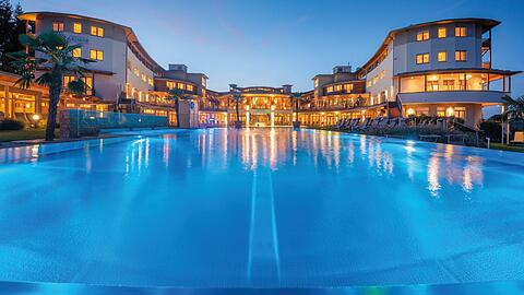 Außenansicht des Vier-Sterne-Superior Hotels Larimar in der Abendstimmung.