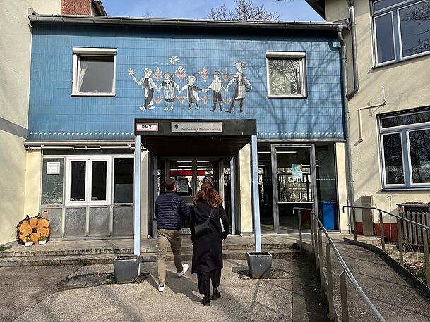 Ruhiger Morgen an der Berufsschule am Bogenhauser Kirchplatz, erst am fr&uuml;hen Nachmittag wurde der Andrang h&ouml;her.