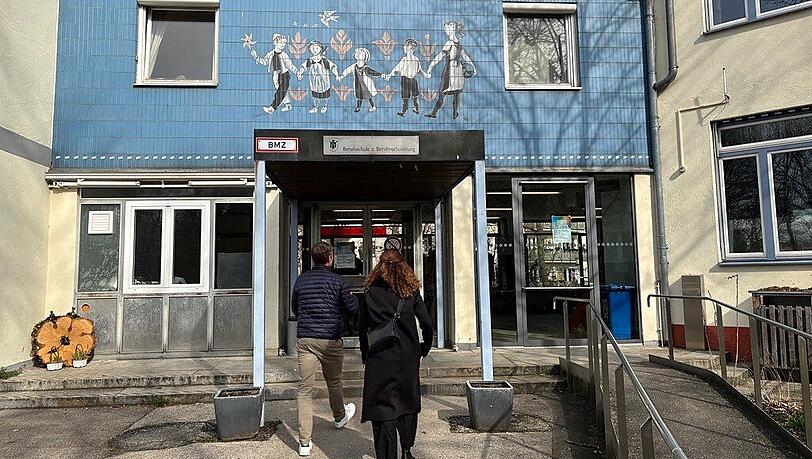 Ruhiger Morgen an der Berufsschule am Bogenhauser Kirchplatz, erst am fr&uuml;hen Nachmittag wurde der Andrang h&ouml;her.