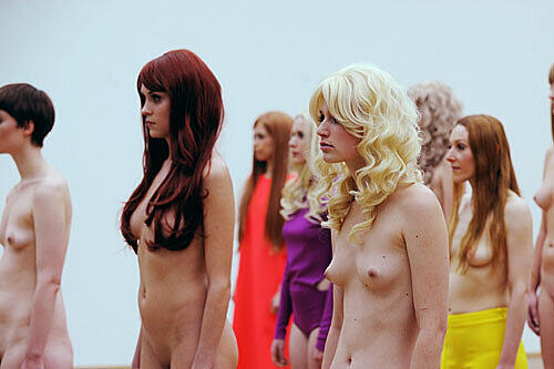Sie müssen stundenlang nackt stehen: Vanessa Beecroft zeigt ihre Kunst in Frankfurt am Main