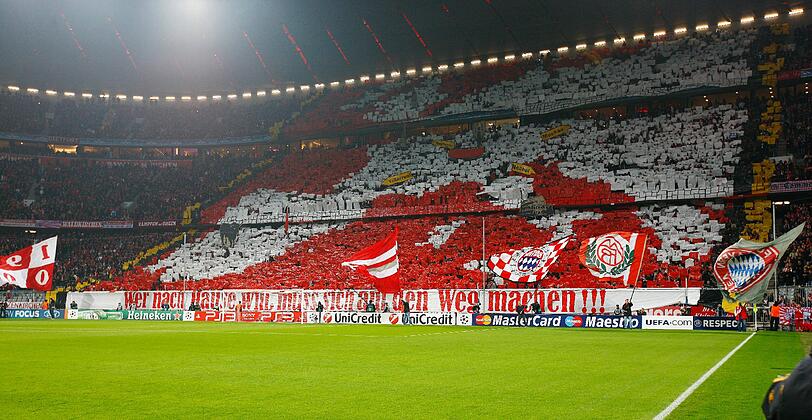 Die Bayern haben am Mittwoch im Champions League-Spiel gegen Neapel nicht nur auf dem Platz, sondern auch auf den Rängen richtig losgelegt. Mit einer beeindruckenden Choreographie und lautstarker Unterstützung peitschten die Fans ihr Team zum Sieg gegen Neapel.