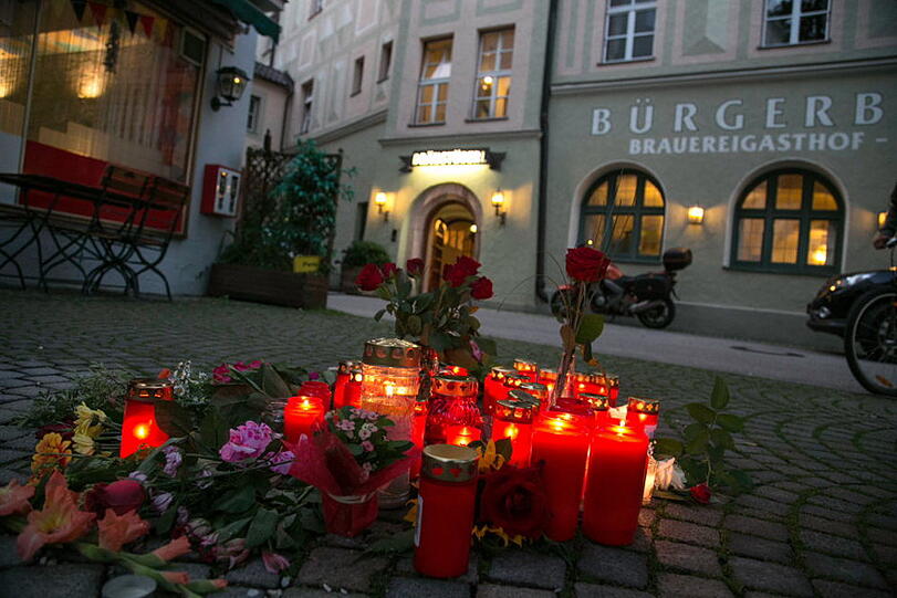 Stille Trauer und ein Zeichen gegen Gewalt: Die Bad Reichenhaller demonstrieren und zünden Kerzen an nach dem Mord in der WM-Nacht.
