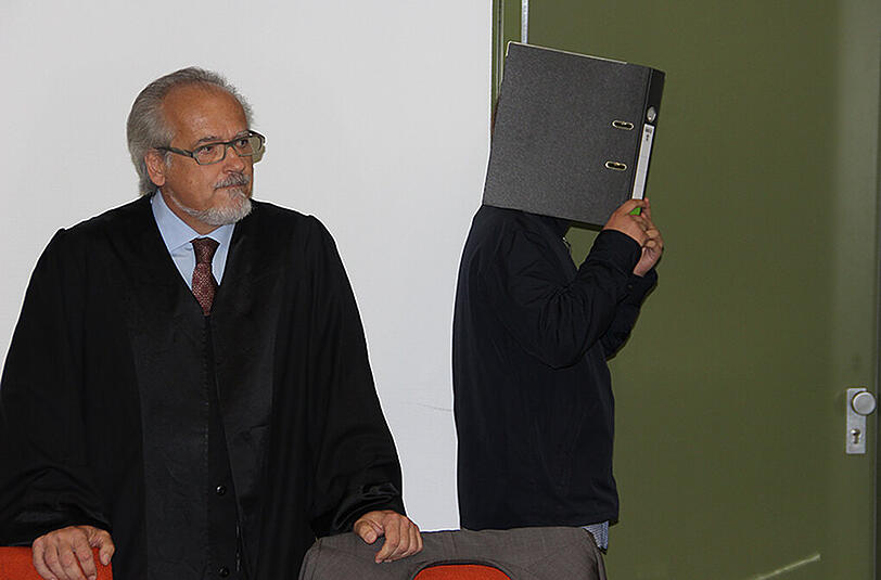 Sein Gesicht verbirgt er hinter Aktendeckeln: Hans P. (Name geändert) kam in Begleitung seines Anwalts Ulrich Ziegert.