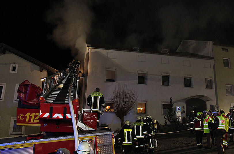 Bilder vom Feuerwehreinsatz in der Viechtacher Bäckergasse. Im Einsatz waren rund 210 Feuerwehrkräfte und 40 Einsatzkräfte des Rettungsdienstes.