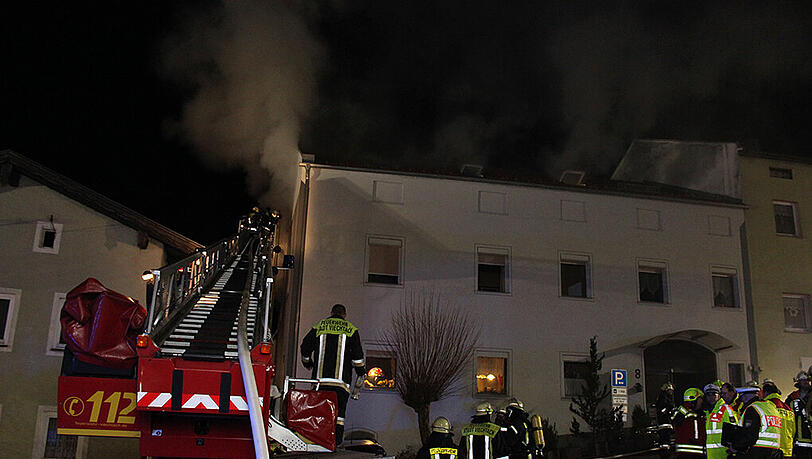 Bilder vom Feuerwehreinsatz in der Viechtacher Bäckergasse. Im Einsatz waren rund 210 Feuerwehrkräfte und 40 Einsatzkräfte des Rettungsdienstes. Bilder vom Feuerwehreinsatz in der Viechtacher Bäckergasse. Im Einsatz waren rund 210 Feuerwehrkräfte und 40 Einsatzkräfte des Rettungsdienstes.