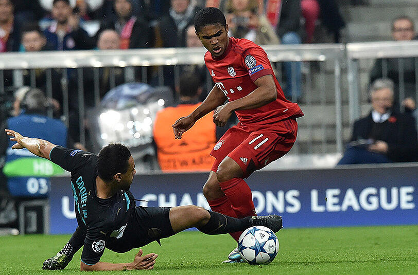 Douglas Costa - Note 2: Begann auf rechts und war dort anfangs weniger auffällig als Coman auf der linken Seite. Probierte es mit einigen Gewaltschüssen. Auf links später wirkungsvoller. Legte das 5:1 von Müller stark vor.
