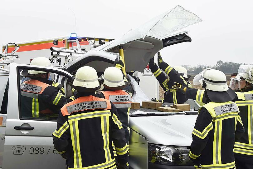 Bei dem Unfall auf der A995 wurde ein Mann verletzt. Die Bilder vom Rettungseinsatz!