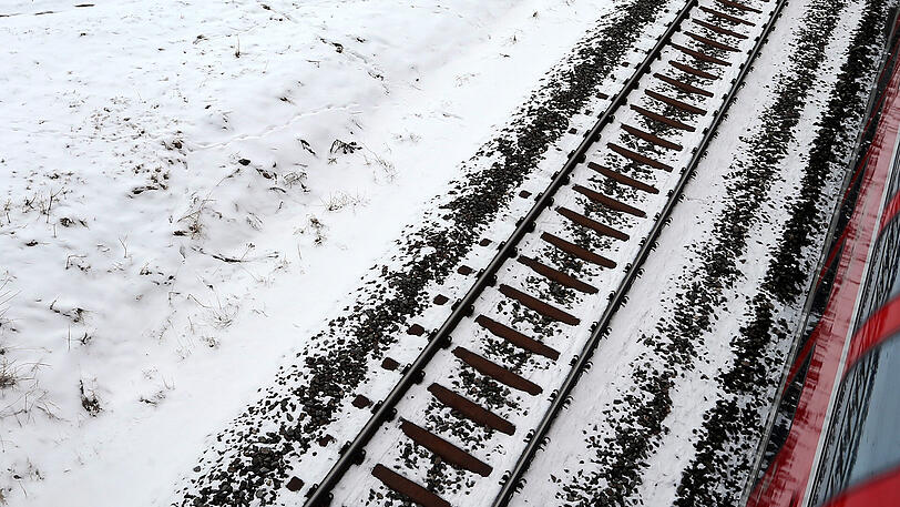 Über die Gleise sprang der Schwarzfahrer in einen eiskalten Bach, doch auch der Polizist, der ihm folgte, war schmerzfrei. (Symbolbild)