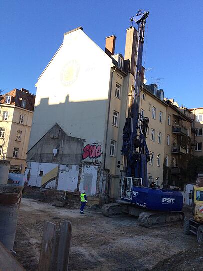 Später werden die Lücken im Boden mit Zement gefüllt. Das Fundament für die neue Tiefgarage.