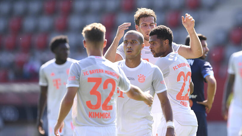 Die Bayern jubeln nach dem 1:0 durch Serge Gnabry (r.).