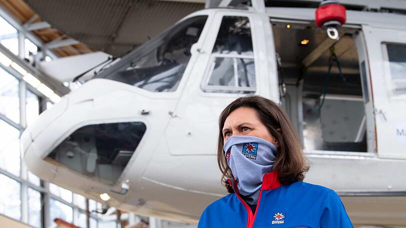Ilse Aigner (CSU), Präsidentin des Bayerischen Landtags, steht im Ausbildungszentrum der Bergwacht vor einem Hubschraubersimulator.