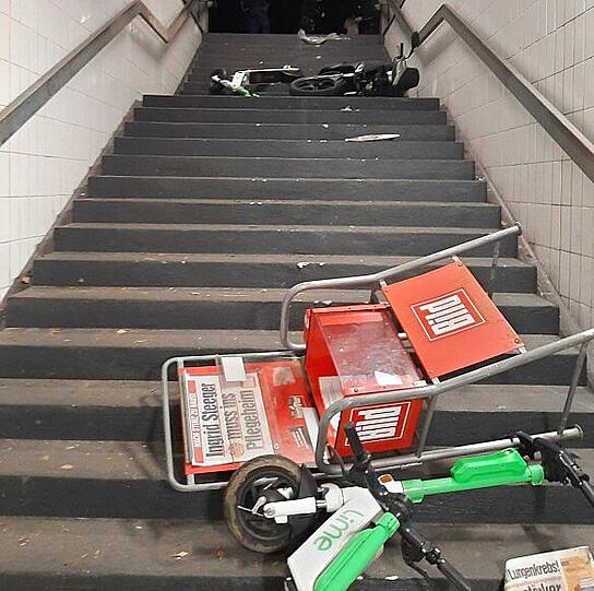 Unbekannte haben am Samstagabend den S-Bahn-Eingang in Aubing vermüllt.