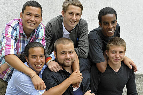 Sechs Retter (v.l.): Clemente, Carlo, Florian (Vordergrund), Abdulkadir, Manuel, Bilal.