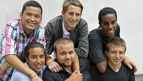 Sechs Retter (v.l.): Clemente, Carlo, Florian (Vordergrund), Abdulkadir, Manuel, Bilal. Sechs Retter (v.l.): Clemente, Carlo, Florian (Vordergrund), Abdulkadir, Manuel, Bilal.