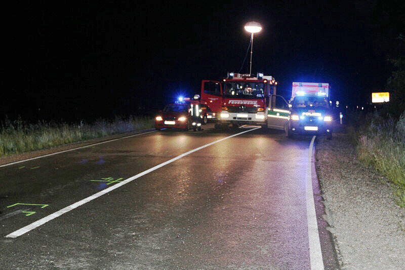 Schrecklicher Unfall bei Rott am Inn: Ein Pkw-Fahrer prallte aus noch ungeklärter Ursache frontal gegen einen Lkw. Der Pkw-Fahrer wurde bei dem Aufprall sofort getötet und  im Fahrzeug eingeklemmt. Fünf Stunden versuchten Hilfskräfte der Feuerwehr, das Opfer zu bergen. Die Bilder.