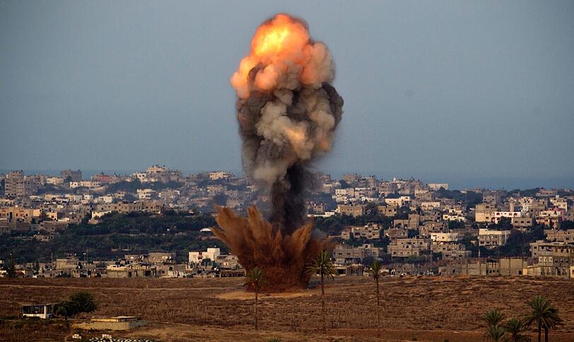 Heftige Rauchsäulen steigen in den Morgenhimmel, nachdem israelische Kampfflugzeuge Bomben über dem Gaza-Streifen abgeworfen haben. Bislang wurden 19 Menschen getötet.