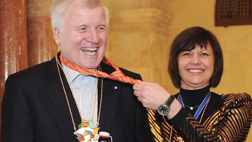 Am Donnerstag zog Agrarministerin Ilse Aigner als Kronprinzessin in die Staatskanzlei ein. Am Donnerstag zog Agrarministerin Ilse Aigner als Kronprinzessin in die Staatskanzlei ein.