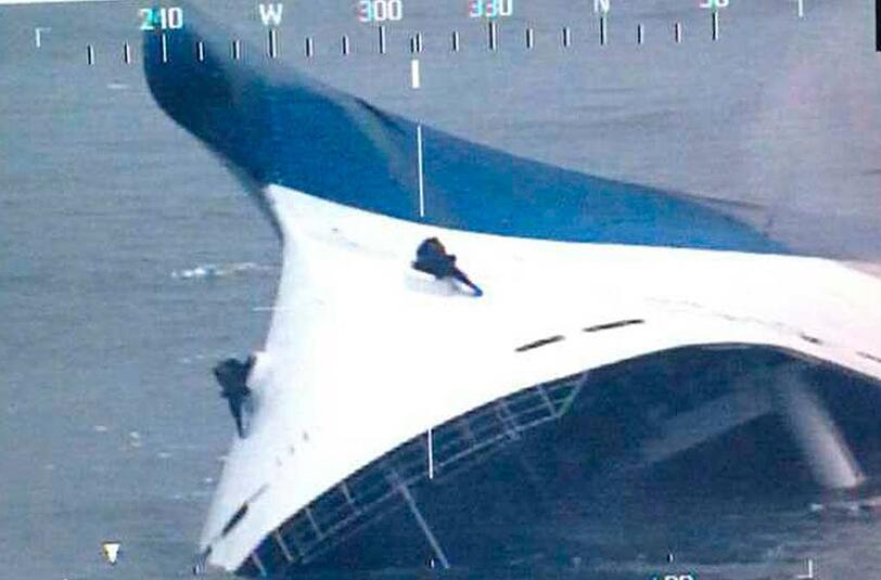 Gekentert: Der Kiel der &bdquo;Sewol&ldquo;  ragt aus dem Wasser.